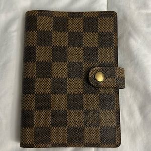 LV small ring agenda,some peeling in one of the pockets.no peeling at the edges